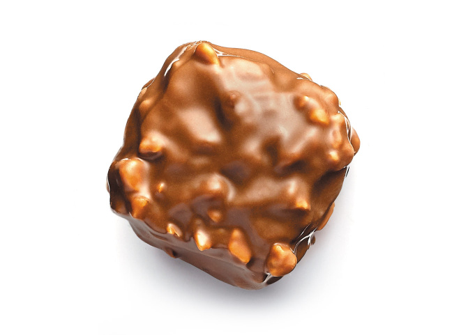 Rocher Malakoff praliné lait, chocolat fin de Lyon, Praliné pur noisette  aux éclats de noisettes caramélisées du Piémont, douceur du chocolat au  lait.