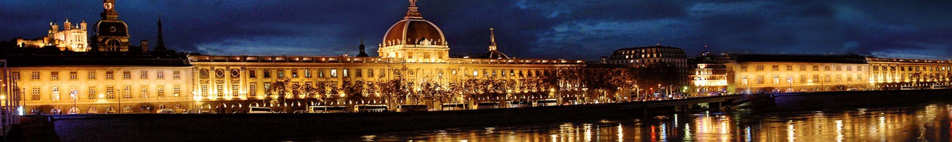 Photo de l'Hotel-Dieu la nuit à Lyon